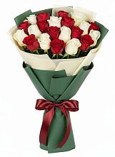 Букет Микс из красных и белых роз в Кинель-Черкассы