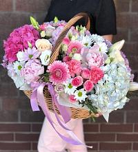 Композиция солнечный день в Кинель-Черкассы Цветочная композиция из Розы, Хризантемы, Пионы и Лизиантусы в корзине в Кинель-Черкассы