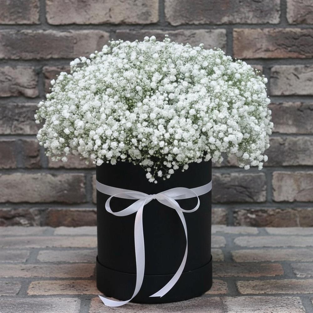 Цветочная композиция из Гипсофила в шляпной коробке в Кинель-Черкассы