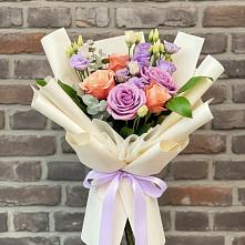 Букет цветов из:  Лизиантусы и Розы в Кинель-Черкассы