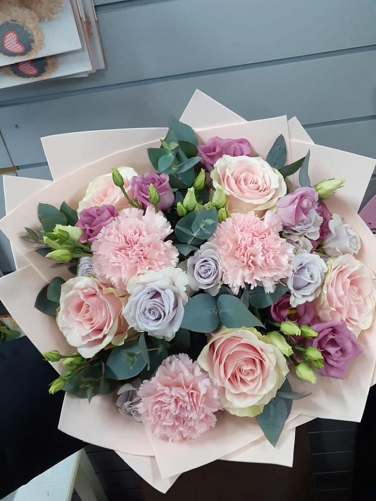 Букет цветов из: Розы, Гвоздики и Лизиантусы в Кинель-Черкассы