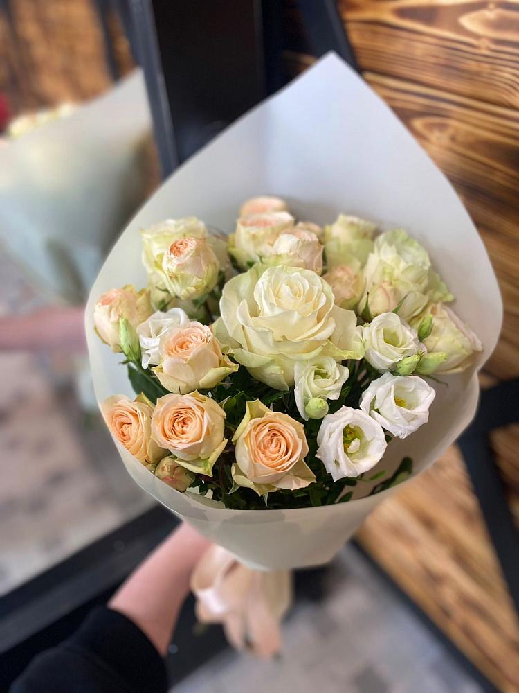 Букет цветов из: Розы и Лизиантусы в Кинель-Черкассы